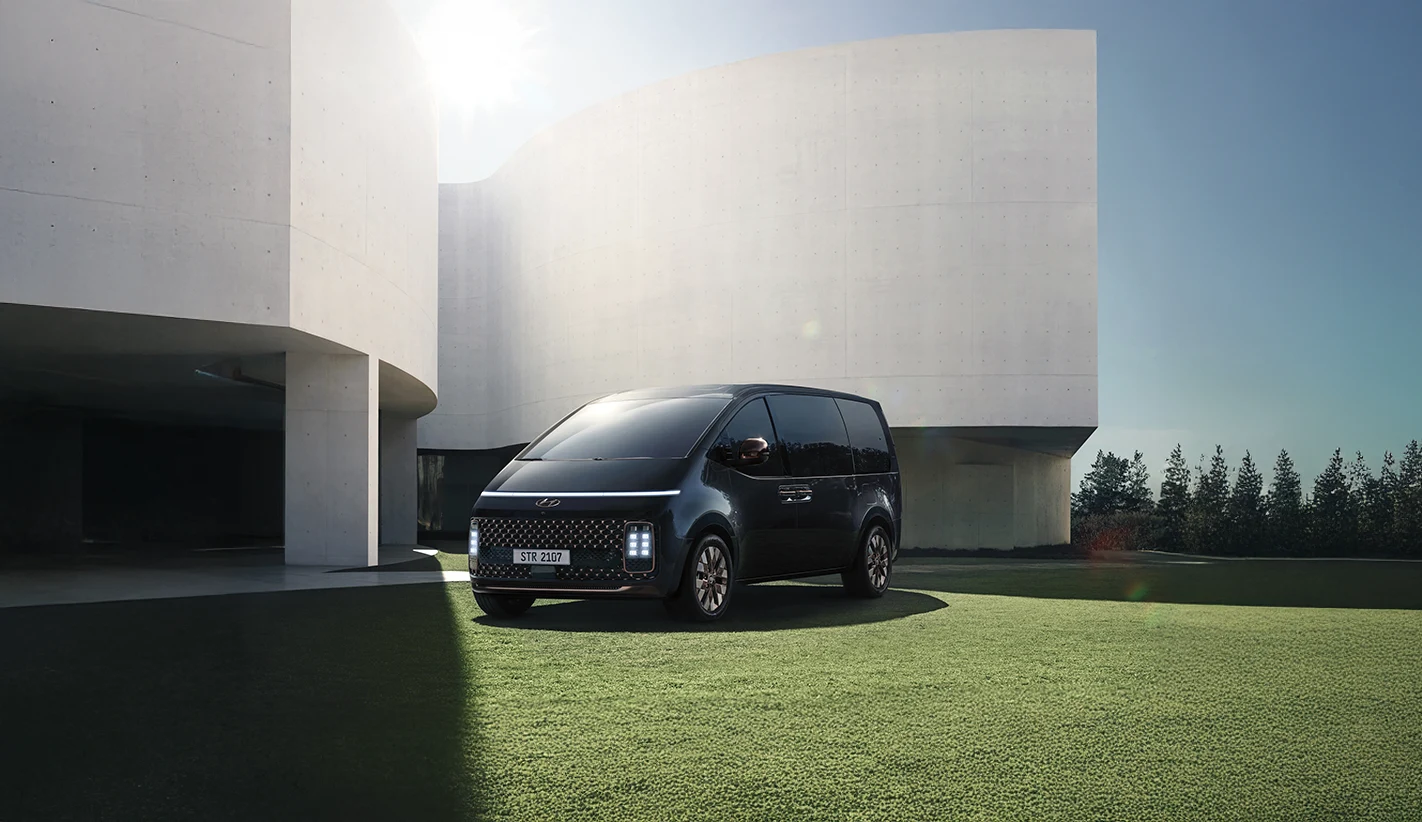 لمسات الكروم النحاسي اللامع تُبرز هوية تصميم فاخرة